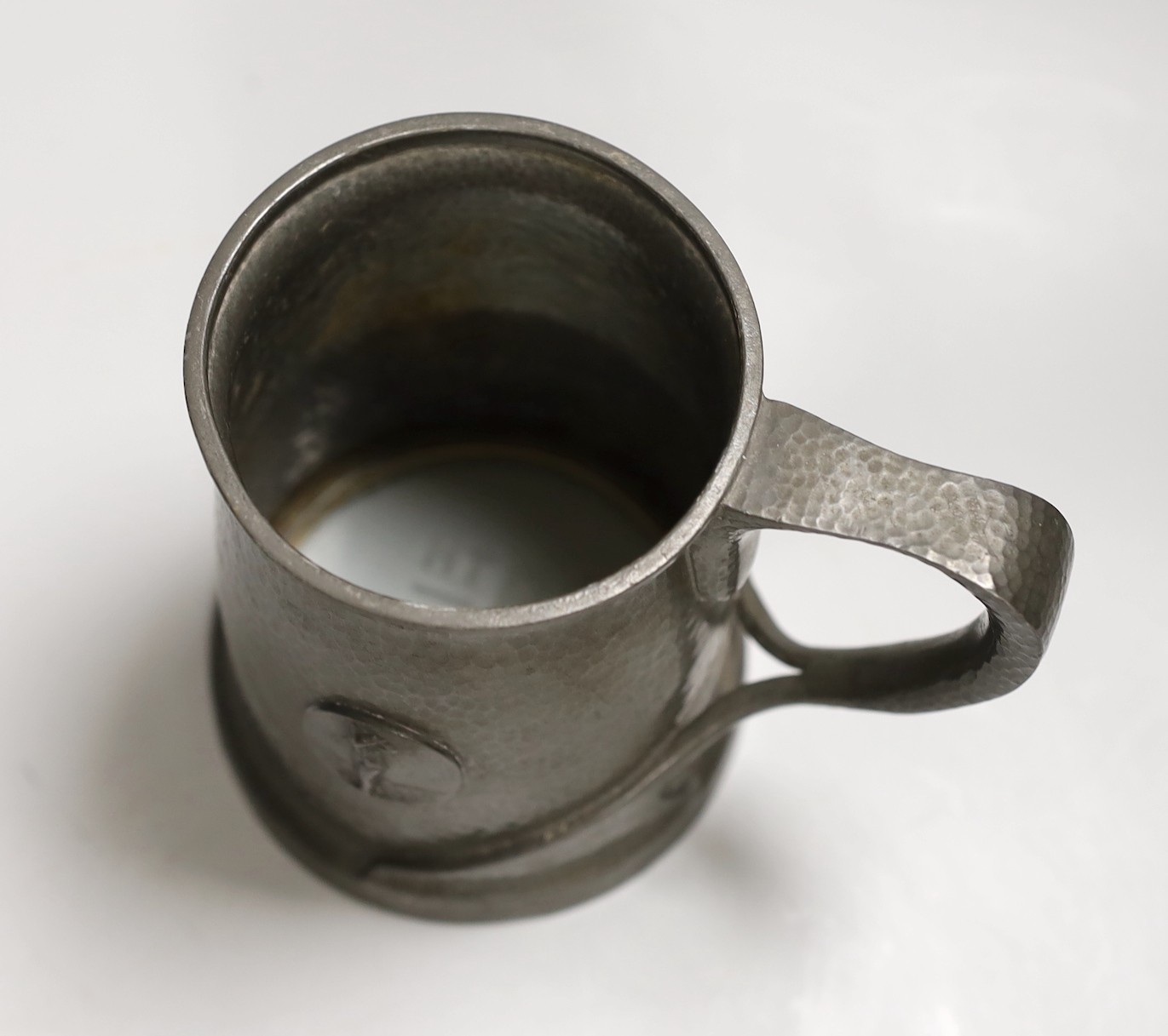 Golfing interest: Glossoid Co. hammered pewter golf mug in Art Nouveau style, 13cms high